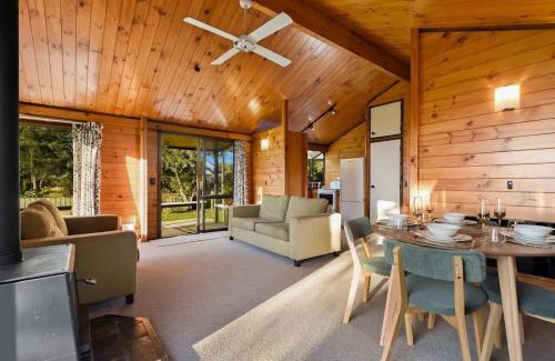 Holdens Bay Maison | Cooper's Lakeside Cabin