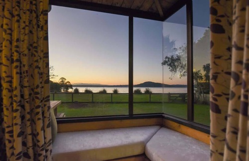 Holdens Bay Maison | Two Bedroom Lakefront Escape with Kayaks