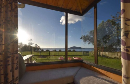 Holdens Bay Maison | Two Bedroom Lakefront Escape with Kayaks