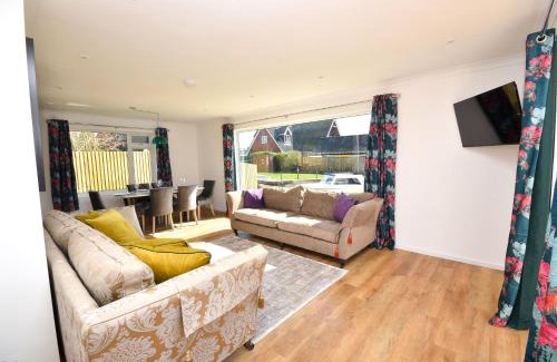 Hoveton Maison | Coots - beautiful property in the heart of Wroxham sits on the waterside
