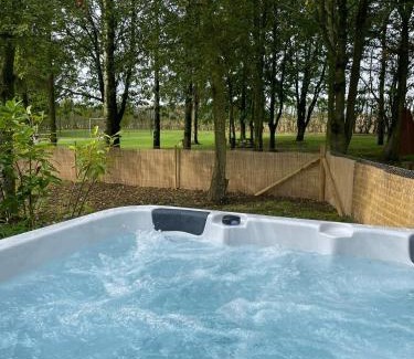Toppesfield Maison | Copper Beech Lodge with Hot Tub, Games Room, Fire Pit