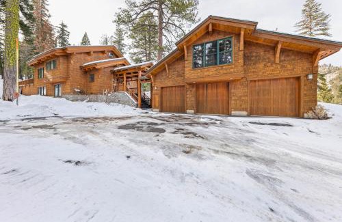 Alpine Meadows Maison | Copperleaf Lodge - Updated Alpine Meadows Chalet w Private Hot Tub, Ski Shuttle!