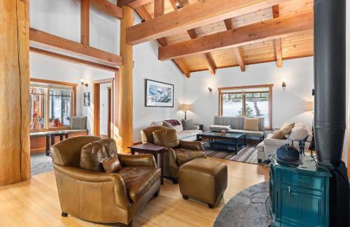 Alpine Meadows Maison | Copperleaf Lodge - Updated Alpine Meadows Chalet w Private Hot Tub, Ski Shuttle!