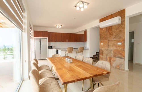 Peyia Town Villa | Résidence Coral Elite 9. Villa de luxe de 4 chambres avec piscine privée et jacuzzi.