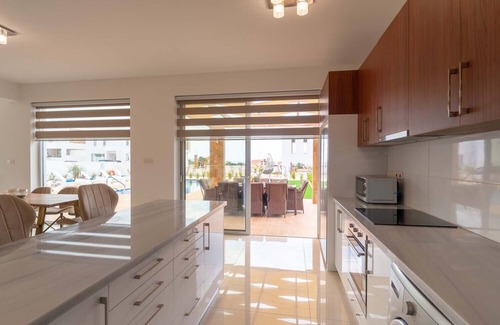 Peyia Town Villa | Résidence Coral Elite 9. Villa de luxe de 4 chambres avec piscine privée et jacuzzi.
