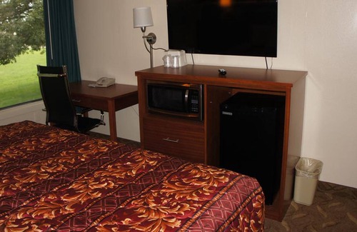 Waite Park Maison | Coratel Inn & Suites By Jasper Waite Park - Deluxe 1 King Bed Non-Smoking
