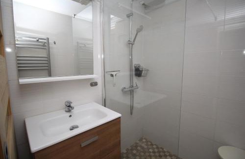 Les Arenes Maison | CORAUX - Maisonnette 4 pers avec piscine et parking