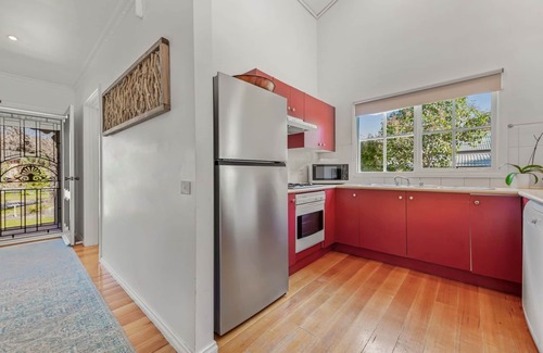Bright Cottage | Corinda Cottage - 4 chambres pour animaux de compagnie à cinq minutes à pied de la ville et de la rivière