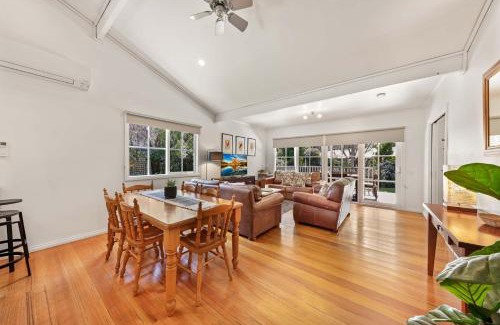Bright Maison | Corinda Cottage - 4 bedroom pet friendly five minute walk to town and Ovens River.
