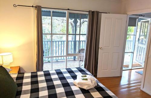 Bright Maison | Corinda Cottage - 4 bedroom pet friendly five minute walk to town and Ovens River.