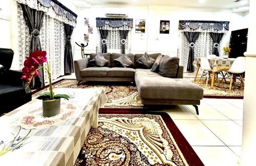 Sandakan Maison | Corner Lot House at Taman Bahagia Batu 7 Sandakan. 2 Minutes to the Airport!