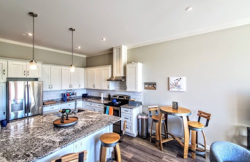 Wilmington Historic District Maison | Corner of Market & Front St. Renovated TOP FLOOR. Bridgeview. Renovated.