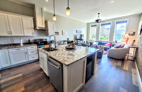 Wilmington Historic District Maison | Corner of Market & Front St. Renovated TOP FLOOR. Bridgeview. Renovated.