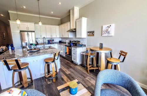Wilmington Historic District Maison | Corner of Market & Front St. Renovated TOP FLOOR. Bridgeview. Renovated.