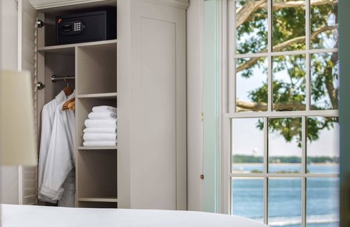 Shelter Island Heights Hôtel | Corner Preferred Room | The Pridwin Hotel and Cottages