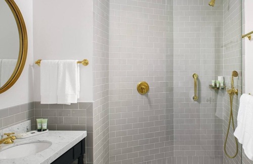 Shelter Island Heights Hôtel | Corner Preferred Room | The Pridwin Hotel and Cottages