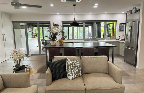 Loganholme Maison | Cornubia Luxury Nature Haven- Family & Pet friendly
