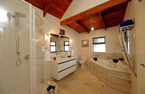 Coromandel Chalet De Ski | Coromandel Central Cottage Luxury w Spa