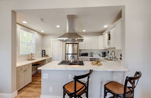 Coronado Appartement | Coronado Unit 1 - B Ave Bungalows · King-sized 1/1, 5-10 Min Walk to Coronado Beach!