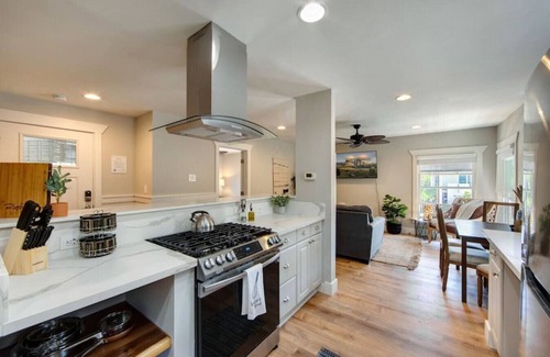 Coronado Appartement | Coronado Unit 3 - B Ave Bungalows · King-sized 1/1, 5-10 Min Walk to Coronado Beach!