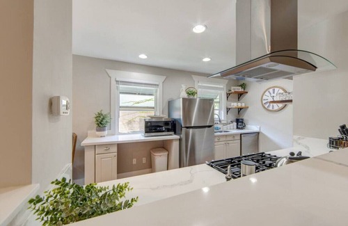 Coronado Appartement | Coronado Unit 3 - B Ave Bungalows · King-sized 1/1, 5-10 Min Walk to Coronado Beach!