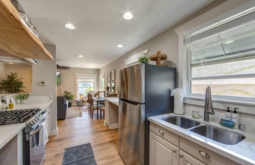 Coronado Appartement | Coronado Unit 3 - B Ave Bungalows · King-sized 1/1, 5-10 Min Walk to Coronado Beach!