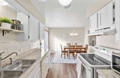 Southwyck Maison | Corporate Housing Townhouse Cozy yet spacious with finished basement.