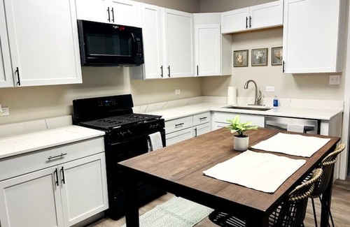 Lake Station Appartement | Corporate Loft near Merrillville/Crown Point