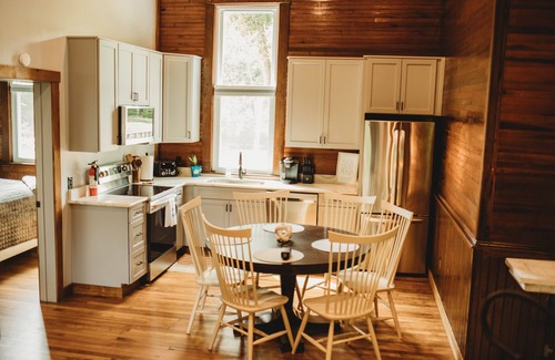 Procious Cabine | Corton Lodge on the Elk River - Bell Tower Suite