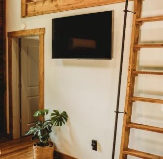 Procious Maison | Corton Lodge on the Elk River - Bell Tower Suite