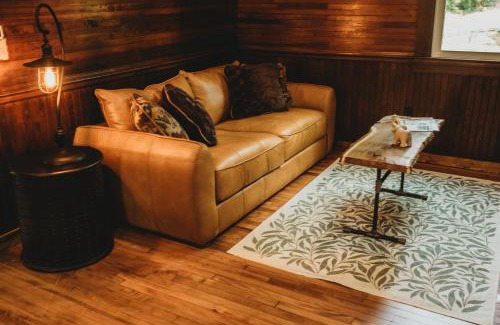Procious Maison | Corton Lodge on the Elk River - Riverview Suite