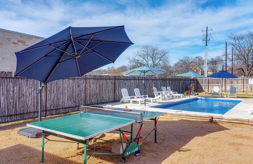 Fredericksburg Maison | Cosmopolitan- Hot Tub, Heated Pool & Fire Pit