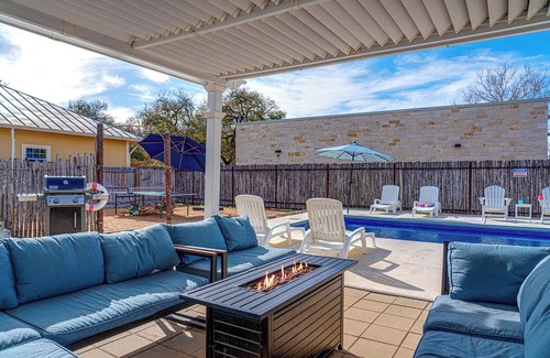 Fredericksburg Maison | Cosmopolitan- Hot Tub, Heated Pool & Fire Pit