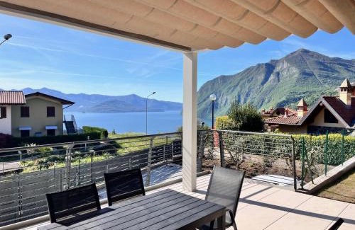 Zorzino Appartement | Costa Blu - Pool & terrace lake view