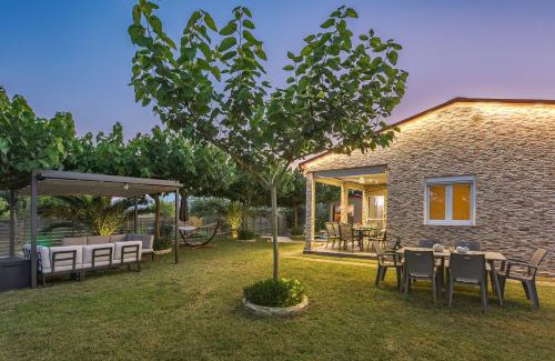 Tempi Maison | Costa Petra - Luxury Seaside Cottage with Garden - Vacation House for families in Greece