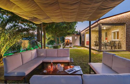 Tempi Maison | Costa Petra - Luxury Seaside Cottage with Garden - Vacation House for families in Greece