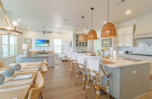 Ono Island Maison | Costie’s Place | Luxury Waterfront Home w/ Boat Dock, Pool & Pickleball – Perdido Key