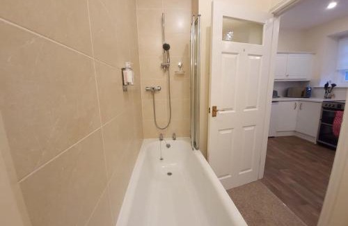 Langford Maison | Cosy 1-bedroom cottage next to Combe Lodge Venue