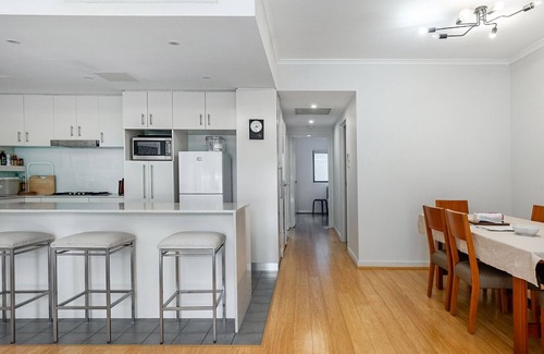 Redfern Appartement | Cosy 2-Bed in Redfern with Terrace & Parking