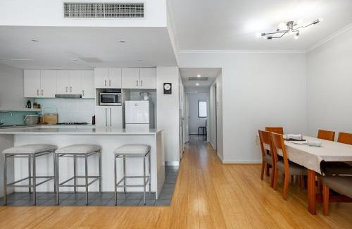 Redfern Appartement | Cosy 2-Bed in Redfern with Terrace & Parking