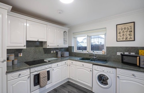 Wishaw Maison | Cosy 2-Bed Retreat - Free Parking