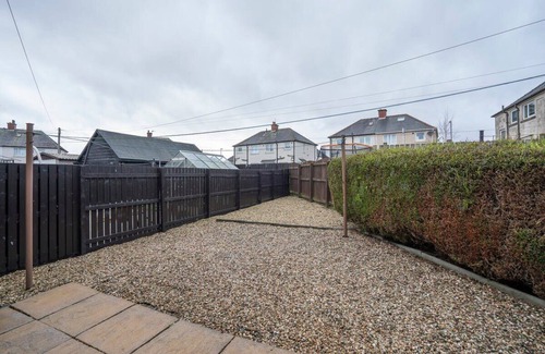 Wishaw Maison | Cosy 2-Bed Retreat - Free Parking