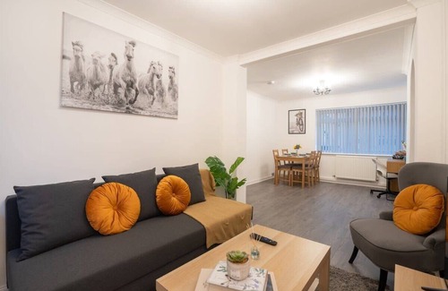 Wishaw Maison | Cosy 2-Bed Retreat - Free Parking