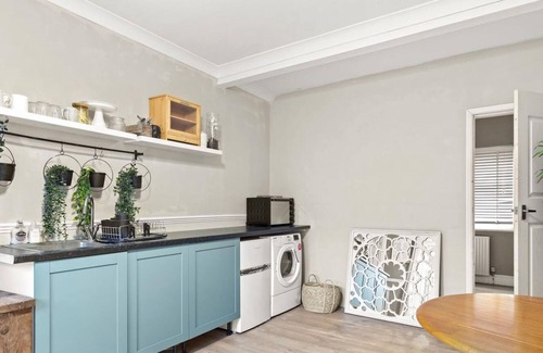Potters Bar Appartement | 2 Bed self contained flat in tranquil area close to woods 40 mins to London