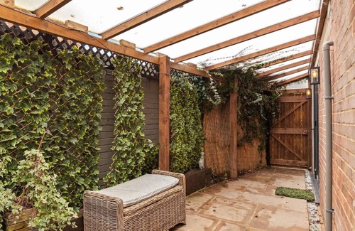 Potters Bar Appartement | 2 Bed self contained flat in tranquil area close to woods 40 mins to London