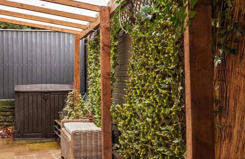 Potters Bar Appartement | 2 Bed self contained flat in tranquil area close to woods 40 mins to London