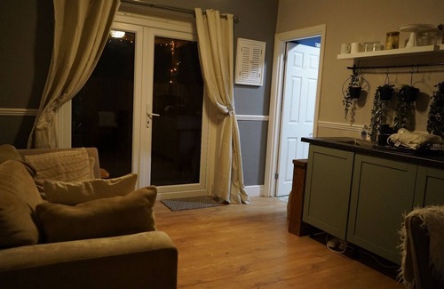 Potters Bar Appartement | 2 Bed self contained flat in tranquil area close to woods 40 mins to London