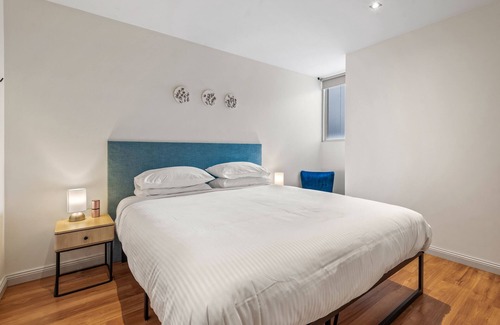 Essendon North Appartement | Cosy 2-Bed Unit with Study Nook & Alfresco Dining