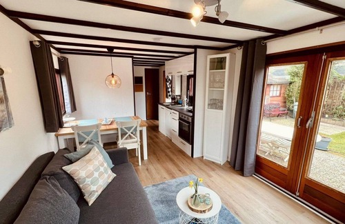 Sint Maartensvlotbrug Maison | Cosy 2-bedroom chalet, sleeps 4, nice garden with lawn