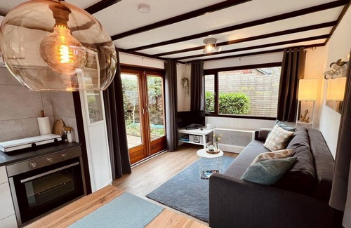 Sint Maartensvlotbrug Maison | Cosy 2-bedroom chalet, sleeps 4, nice garden with lawn